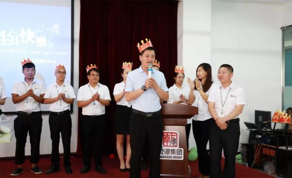 集團常務(wù)副總裁王德剛為壽星們送上祝福 集團常務(wù)副總裁王德剛為壽星們送上祝福