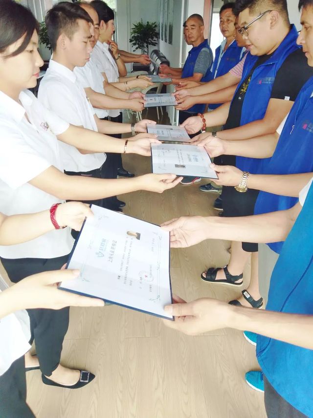 乾港學校學員畢業(yè) 乾港學校學員畢業(yè)